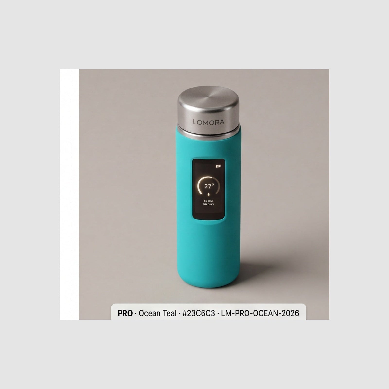LOMORA Forever Smart Bottle PRO — Ocean Teal #23C6C3 · Front-Silicone-Embedded Rectangular AMOLED OLED Display · Plain Brushed 316L Cap mit debossed LOMORA · Smart Base mit Peltier TEC · Forever Garantie+
